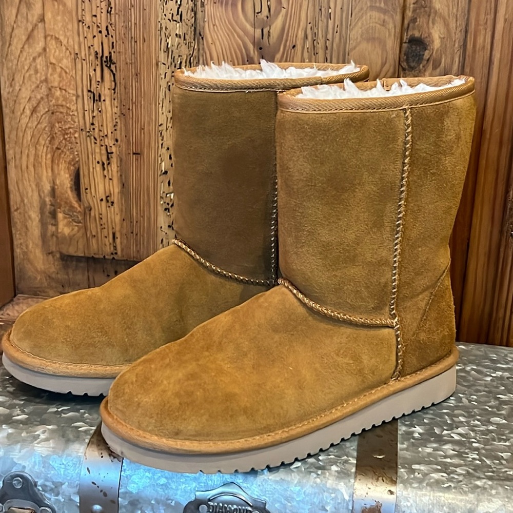 UGG KOOLABURRA Suede Short Tan Chestnut Lines Boots 1017090